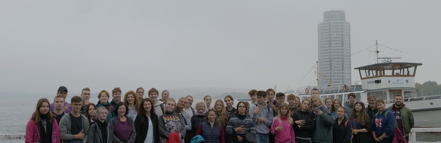 The Baltic Sea Project -leirille osallistui lukiolaisia ja opettajia Itämeren alueen valtioista. Osa leiriläisistä pysähtyi yhteiskuvaan matkalla Haithabun viikinkimuseoon. Kuva: Joonatan Knuutila