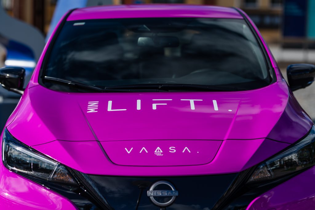 Kuvituskuva Vaasan kaupunkin violetista Nissan-yhteiskäyttöautosta. Kuva: Mikael Matikainen