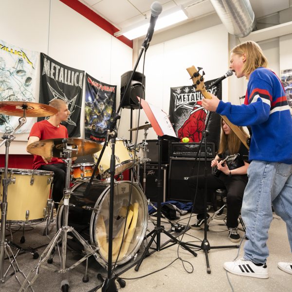 Vaasan rokkikouluun mahtuu lisää oppilaita bändiopetukseen – Omia soittimia ei tarvita